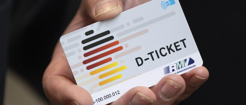 Ein „D-Ticket“ im Chipkartenformat wird anlässlich des Verkaufsstarts des Deutschlandtickets im Frankfurter Hauptbahnhof auf einem Pressetermin gezeigt.