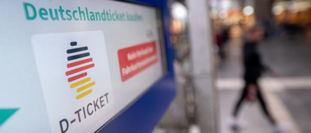 Ein Hinweis für das Deutschlandticket steht am Hauptbahnhof auf einem Fahrkartenautomat.