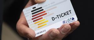 Ein «D-Ticket» im Chipkartenformat wird anlässlich des Verkaufsstarts des Deutschlandtickets im Frankfurter Hauptbahnhof auf einem Pressetermin gezeigt. Der Fahrgastverband Pro Bahn warnt nach dem Aus des Deutschlandtickets im Landkreis Stendal in Sachsen-Anhalt vor den Folgen.