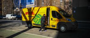DHL-Paketwagen in New York: Die Paketzustellung im grenzüberschreitenden E-Commerce hat sich zu einem veritablen Wachstumstreiber des Konzerns entwickelt.