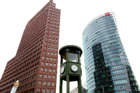 Stadtbildprägend: der Bahntower am Potsdamer Platz, hier rechts neben dem Kollhoff-Tower und der historischen Verkehrsampel. Foto: dpa/Wolfgang Kumm
