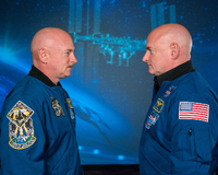 Die US-Astronauten Mark (l.) und Scott Kelly bei einem Fototermin im Frühjahr 2015, bevor Scott zur ISS startete. Foto: Foto: Robert Markowitz/Nasa/dpa
