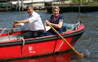 Zwei in einem Boot: Franziska Giffey und Raed Saleh in noch corona-armen Sommertagen gut gelaunt unterwegs. Foto: dpa