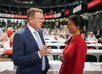 Der thüringische Ministerpräsident Bodo Ramelow mit Sahra Wagenknecht im Juni 2015. Foto: Oliver Berg/dpa