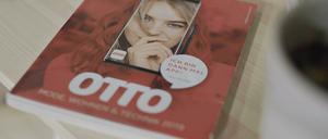 Fast alle Deutschen kennen ihn, den OTTO-Katalog. Jahrzehntelang landete er in allen bundesdeutschen Haushalten. 2018 ersetzt OTTO den Katalog durch die App und schafft damit den Sprung ins E-Commerce-Geschäft. Die Otto-Story