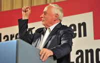 Manchmal außer Atem, aber noch nicht politikmüde: Oskar Lafontaine im saarländischen Wahlkampf. Foto: imago/Becker&Bredel