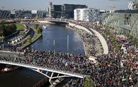 Mehrere tausend Menschen nehmen in Berlin an einer Demonstration gegen die transatlantischen Handelsabkommen TTIP und CETA teil. dpa