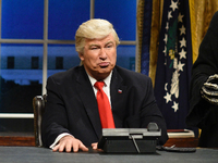 Alec Baldwin, verkleidet als US-Präsident Trump, beim Eröffnungssketch der TV-Show "Saturday Night Live". Foto: dpa