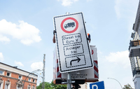 Hamburg: Ein Fahrverbotsschild für Lastwagen mit Diesel-Motor bis Euro 5 wird an der Max-Brauer-Allee aufgehängt. Foto: Daniel Bockwoldt/dpa 