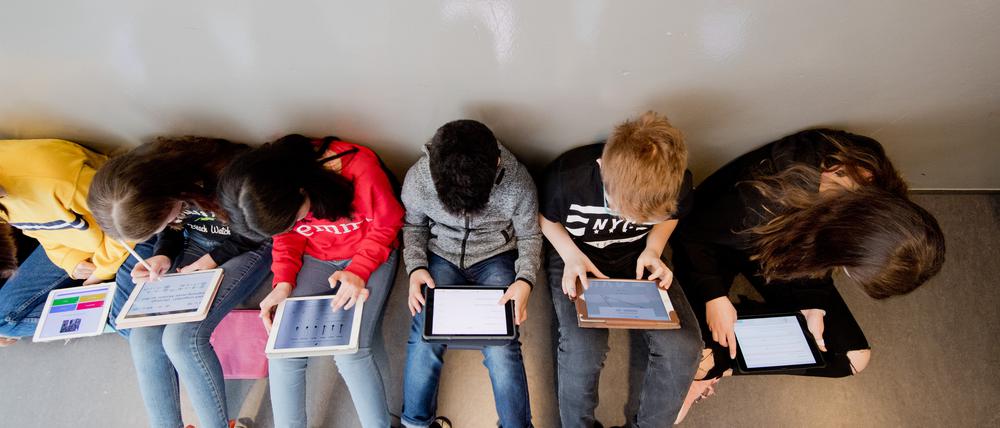 Digitale Schule: Schüler im Unterricht mit Tablet.