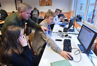 Im "Lernraum Berlin" wird Unterrichtsmaterial zur Verfügung gestellt, auch Videokonferenz sind möglich. Foto: Foto: Bernd Settnik/dpa