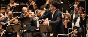 Chefdirigent Lahav Shani mit dem Israel Philharmonic Orchestra am 4.9.2023 in der Berliner Philharmonie.