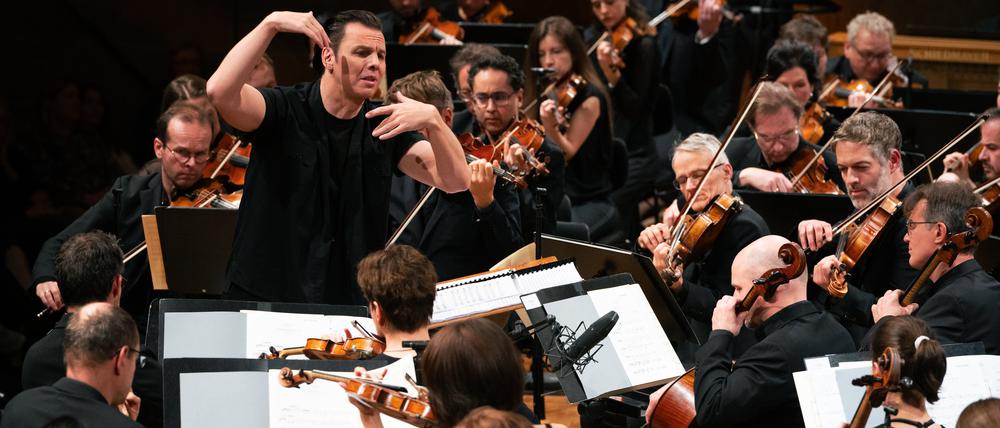 Teodor Currentzis und das SWR-Symphonieorchester bei der Uraufführung von „Mahler Unfinished“ in Stuttgart.