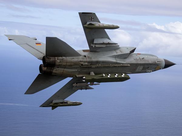 Diese von der Bundeswehr herausgegebene Aufnahme zeigt Taurus-Marschflugkörper, die an einem Kampfjet vom Typ Tornado befestigt sind.