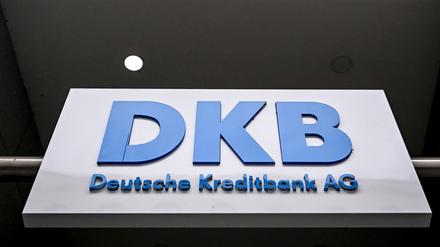 04.11.2022, Berlin: Filiale der DKB-Bank in Berlin. Bei Girokonten der Deutschen Kreditbank ist es zu fehlerhaften Buchungen gekommen. Grund sei eine technische Störung, sagte ein Unternehmenssprecher. (zu dpa: DKB: Fehlerhafte Buchungen bei Girokonten) Foto: Britta Pedersen/dpa +++ dpa-Bildfunk +++