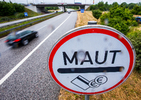 Ein Verkehrsschild weist Autofahrer an der Stadtautobahn in Rostock auf die Mautpflicht für die Passage des Warnowtunnels hin. Foto: Jens Büttner / dpa
