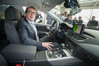 Bundesverkehrsminister Alexander Dobrindt (CSU) testet in Ingolstadt einen selbstfahrenden Audi A7. Foto: picture alliance / dpa