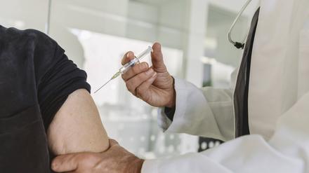 Ärzte appellieren an alle Älteren und Risikopatienten, rechtzeitig vor Weihnachten ihren Impfstatus überprüfen zu lassen. 
