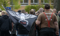 Neonazis der Kleinpartei "Der dritte Weg" im Mai bei einem Aufmarsch in Saalfeld Foto: dpa