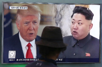 TV-Schirm in Südkorea mit Bildern von Nordkoreas Staatschef Kim Jong Un (r) und US-Präsident Donald Trump Foto: dpa/AP/Ahn Young-Joon 