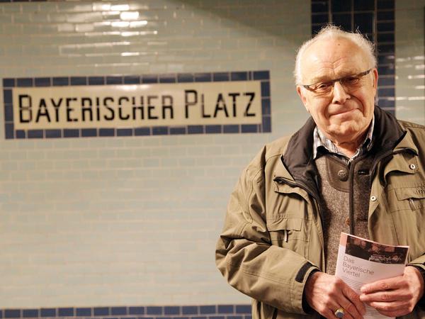 Zeitzeuge Peter Hagen im U-Bahnhof Bayerischer Platz.