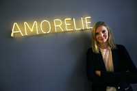 Die Gründerin der Firma Amorelie, Lea-Sophie Cramer, steht in einem Konferenzraum ihrer Firma in Berlin. Foto: dpa