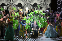 Szene aus Barrie Koskys Inszenierung "Die Perlen der Cleopatra" an der Komischen Oper Berlin. Vorne: Dagmar Menzel. Foto: imago/DRAMA-Berlin.de