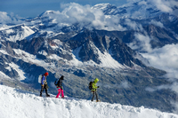 Drei Bergsteiger auf dem schneebedeckten Kamm des Mont Blanc. Foto: imago/ Kim Petersen