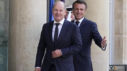 Emmanuel Macron, Präsident von Frankreich, und Bundeskanzler Olaf Scholz (SPD) beim Ukraine-Gipfel im Elysee-Palast. 