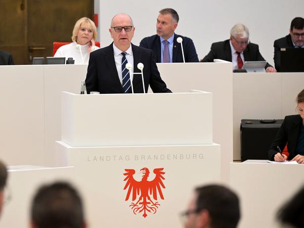 Dietmar Woidke (SPD, M), während der Aktuellen Stunde zu den Folgen des Haushaltsurteils des Karlsruher Bundesverfassungsgerichts.