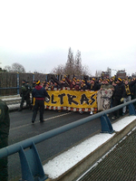 Eskortiert von der Polizei zogen die Dresdner Fans über gesperrte Straßen in die Alte Försterei. Foto: Jörn Hasselmann