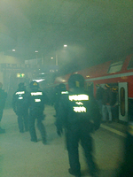 Ankunft Dresdner Hooligans 2012 am Südkreuz. Rauchbomben vernebelten den Bahnsteig. Foto: Jörn Hasselmann