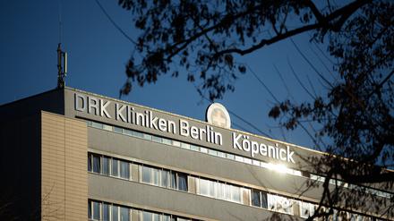 Der Schriftzug der Kliniken Berlin-Köpenick des Deutschen Roten Kreuzes (DRK) ist auf einem Klinikgebäude zu sehen.