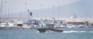 Beamte der Guardia Civil, die eine vermisste Person gesucht haben, treffen im Hafen ein. (Archivbild)