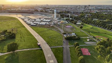 Drohnenperspektive vom Tempelhofer Feld auf der Seite vom Columbiadamm in Berlin 