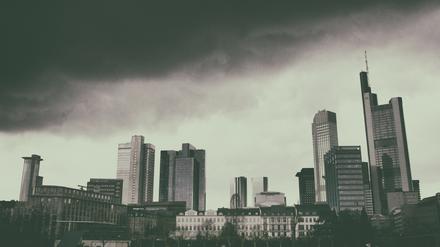 Dunkle Regenwolken über der Skyline von Frankfurt am Main (Archivbild von 2008)