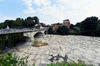 Auch der Sangone, ein Zufluss des Po, ist ausgetrocknet. Wie hier bei Turin führt er kaum noch Wasser. Foto: REUTERS / Massimo Pinca