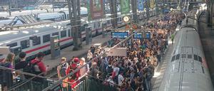 Der überfüllte Hamburger Hauptbahnhof am Freitagmittag (08.09.2023)