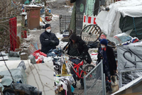 Bewohner der Brache sammeln ihre Besitztümer zusammen. Foto: Robert Klages