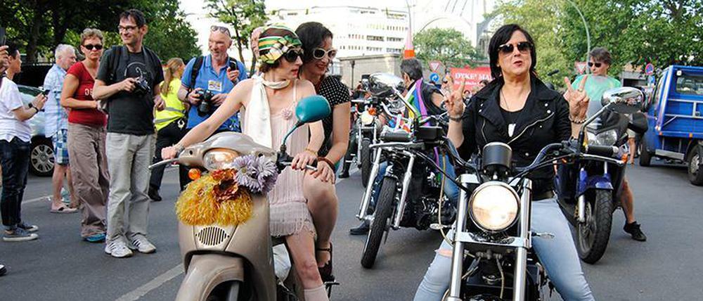 Lesben auf Motorrädern führen den Dyke*Marsch an.