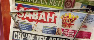 Die Ermittlungen richten sich gegen zwei Journalisten der Europa-Ausgabe der regierungstreuen türkischen Zeitung „Sabah“. 