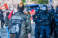 Während der Rede von AfD-Fraktionschefin Alice Weidel sicherten Polizei-Hundertschaften den Platz. Gegendemonstranten skandierten: "Ganz Stuttgart hasst die AfD!" Foto: Marius Buhl