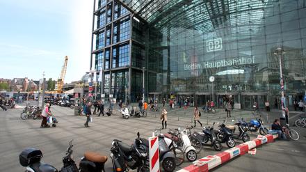 Der Europaplatz zählt zu den hässlichsten Plätzen Berlins. Er wird bevölkert von Durchreisenden, Zeugen Jehovas und Bettlern.