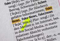 Der Begriff „Fake News“ für Falschnachrichten im Duden. Foto: picture alliance / Jens Kalaene/