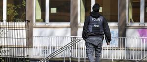 Nach der Tötung eines 35 Jahre alten Mannes ermitteln Polizeibeamte am Tatort in der Duisburger Altstadt. (Archivfoto)