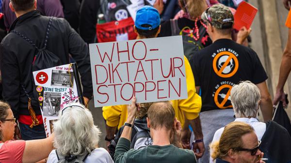 Die Weltgesundheitsorganisation, die nur Empfehlungen geben kann, als Diktatur zu bezeichnen, wie der Demonstrant in Zürich, zeugt nicht von Wissen.