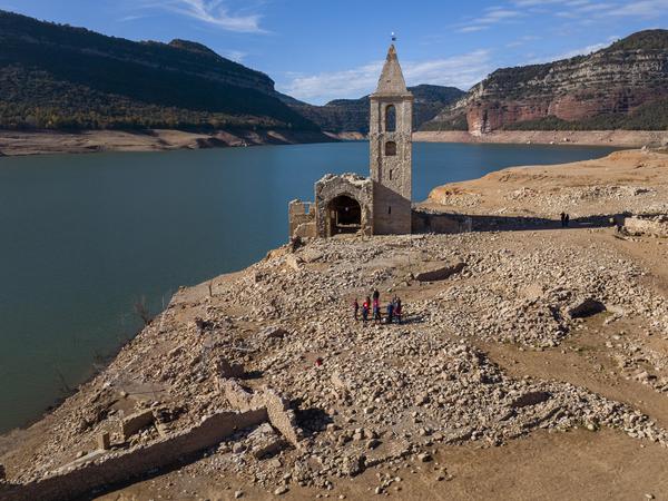 Normalerweise sind die Überreste des Dorfes Vilanova de Sau vom Wasser des Staussees bedeckt. 