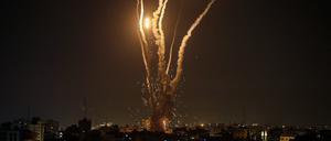 Raketen werden aus dem Gazastreifen in Richtung Israel abgefeuert. 