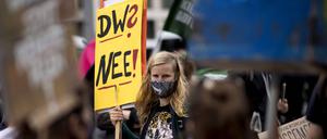 Demonstranten mit Transparent Deutsche Wohnen und CO Enteignen