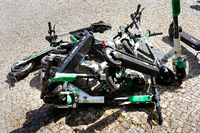 Umgestürzte E-Roller liegen auf einem Gehweg in Berlin. Foto: imago images/Jochen Eckel